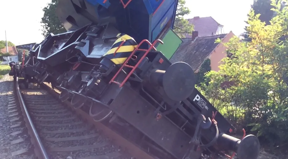 Video Vykolejený nehodový vlak s jeřábem blokuje trať