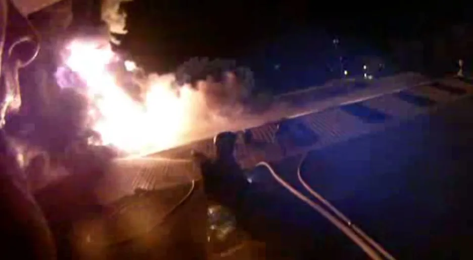 Video Záběry požáru natočené kamerou na přilbě hasiče