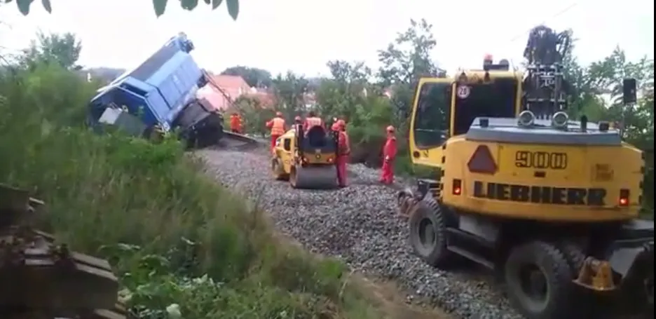 Video Železničáři odstraňují koleje a štěrkují cestu 