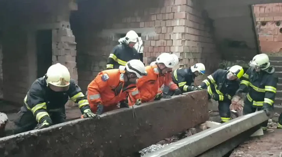 Video Bez komentáře: zásah hasičů ve zříceném domě