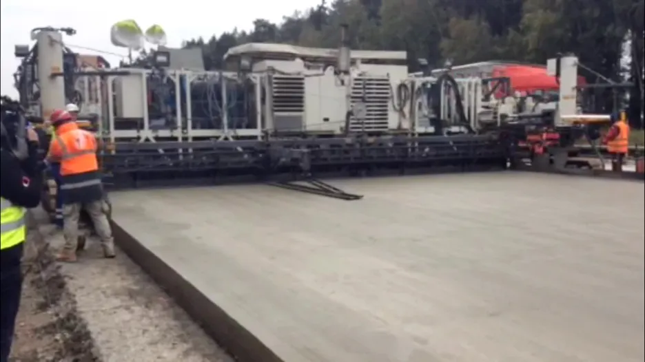 Video Bez komentáře: Znovu položit se musí beton v úseku 150 metrů