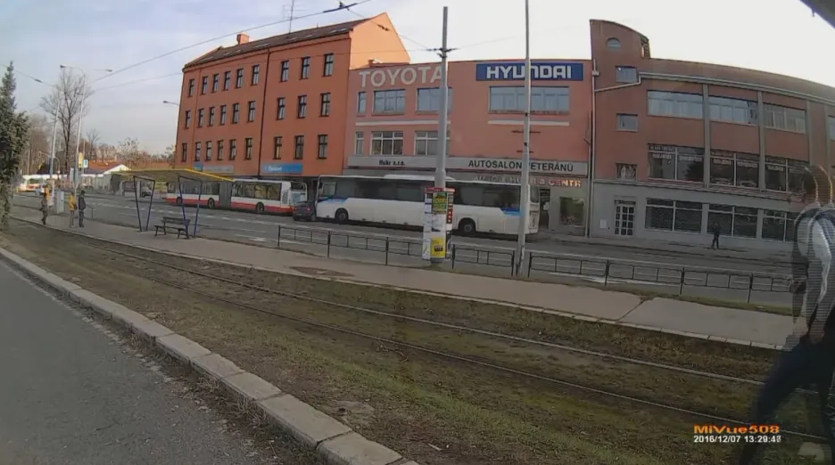 Video Opilý řidič autobusu narazil u brněnského autobusového nádraží do osobního auta