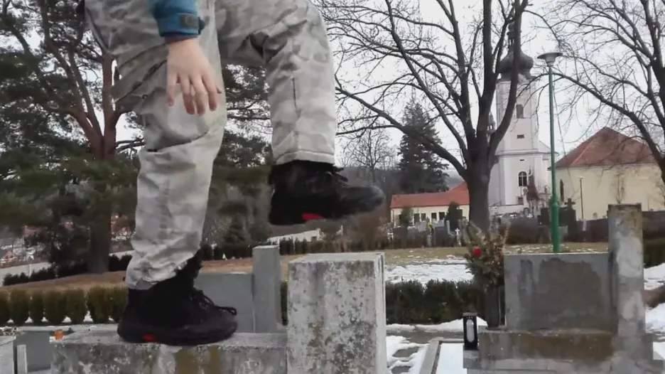 Video Školáci se při řádění na hřbitově natočili