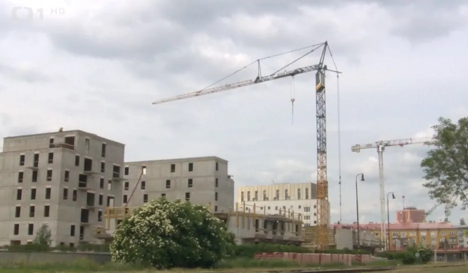 Video Nedaleko centra Olomouce se staví stovky bytů