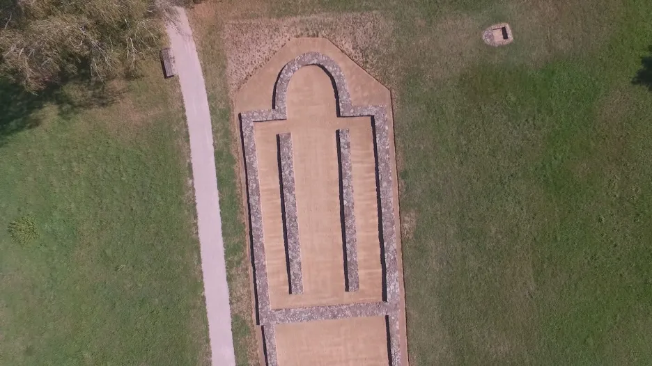 Video Záběry z dronu: chystaná lávka propojí archeoparky v jihomoravských Mikulčicích a slovenských Kopčanech