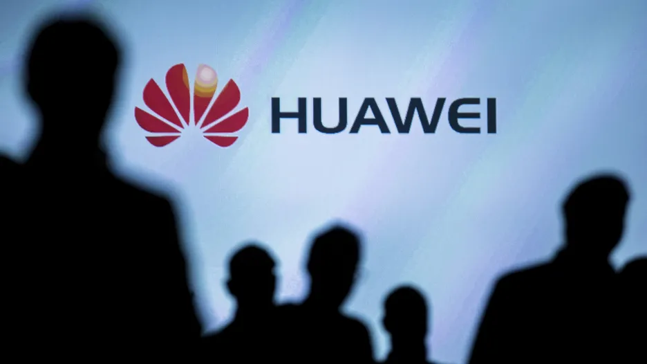 Video Ministerstvo obrany odebírá z mobilů Huawei bezpečnostní aplikaci