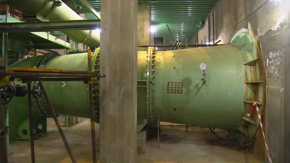 Video Události ČT: Potápeči opravují potrubí, které přivádí vodu do chladicích věží Dukovan