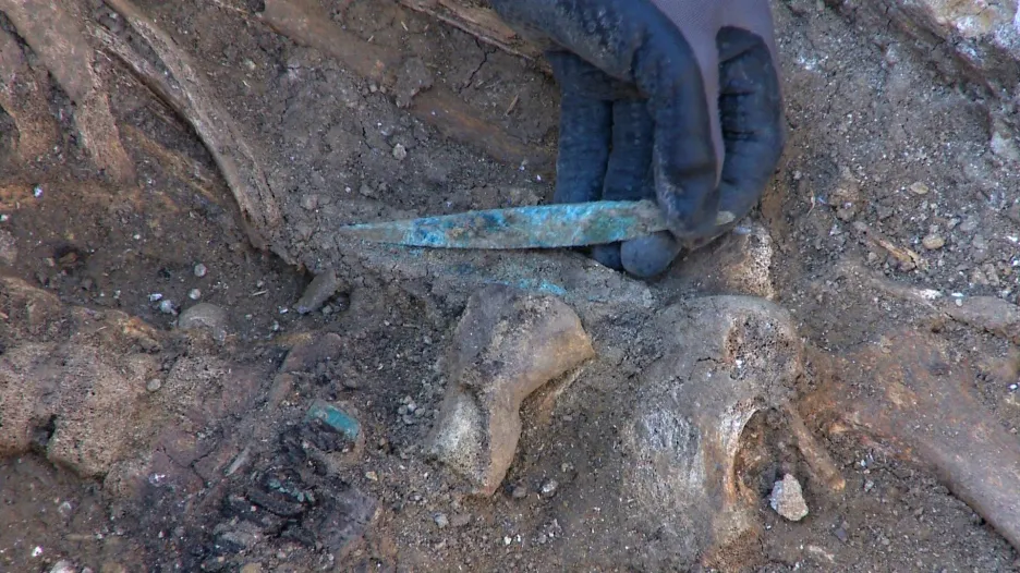 Video Archeologové odkryly dva tisíce let starý hrob