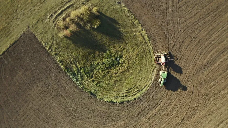 Video Zemědělci zatravňují půdu v Moravském krasu