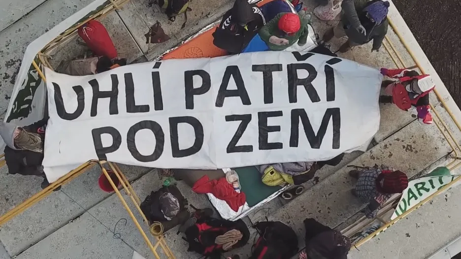 Video "Uhlí patří pod zem". Aktivisté pokračují v obsazování rypadla ve Vršanech