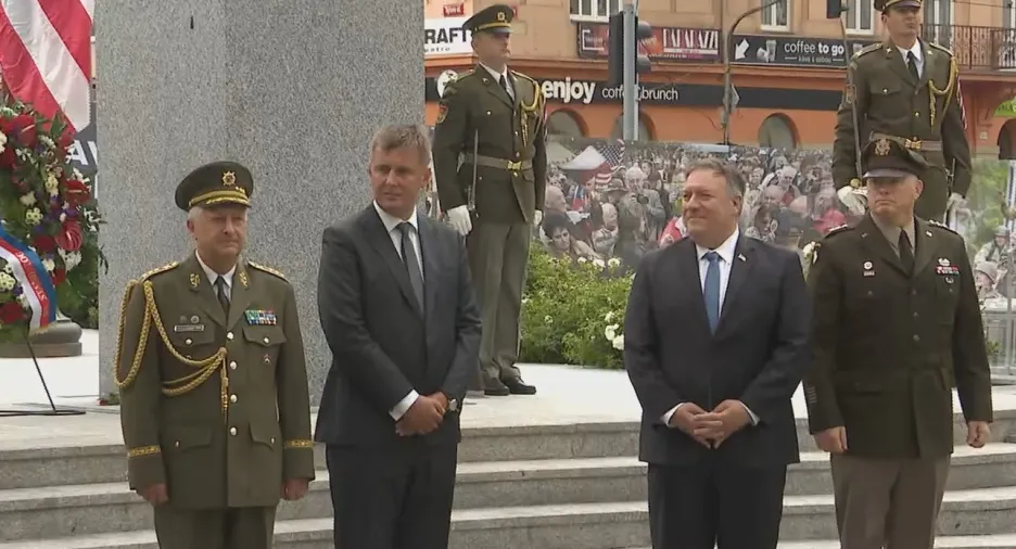 Video Ministr zahraničí USA Mike Pompeo navštívil Plzeň. Spolu s ministrem Petříčkem uctili památku amerických vojáků 