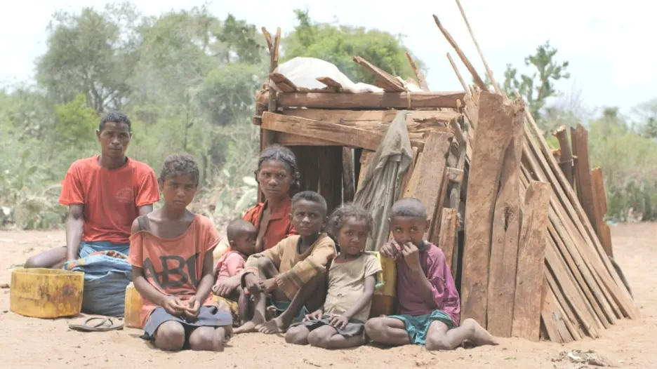 Video Humanitární krize na Madagaskaru se prohlubuje. Tři ze čtyř dětí nechodí do školy a jsou nuceny žebrat