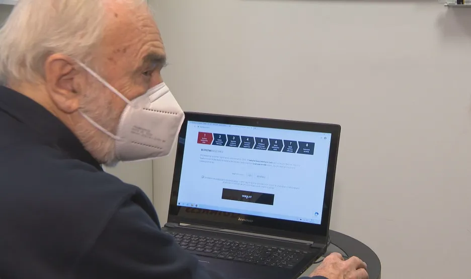 Video Mezi seniory, kteří zasedli k počítači k registraci na očkovávání, byli například i Zdeněk Svěrák, Josef Zíma a Jiří Suchý