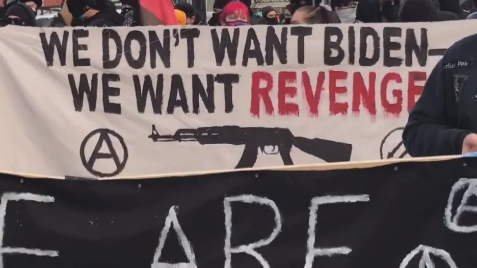 Video Protesty v americkém Portlandu proti jmenování Bidena do funkce prezidenta 