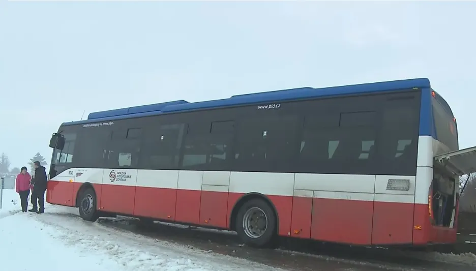 Video Ledovka komplikuje dopravu v Česku
