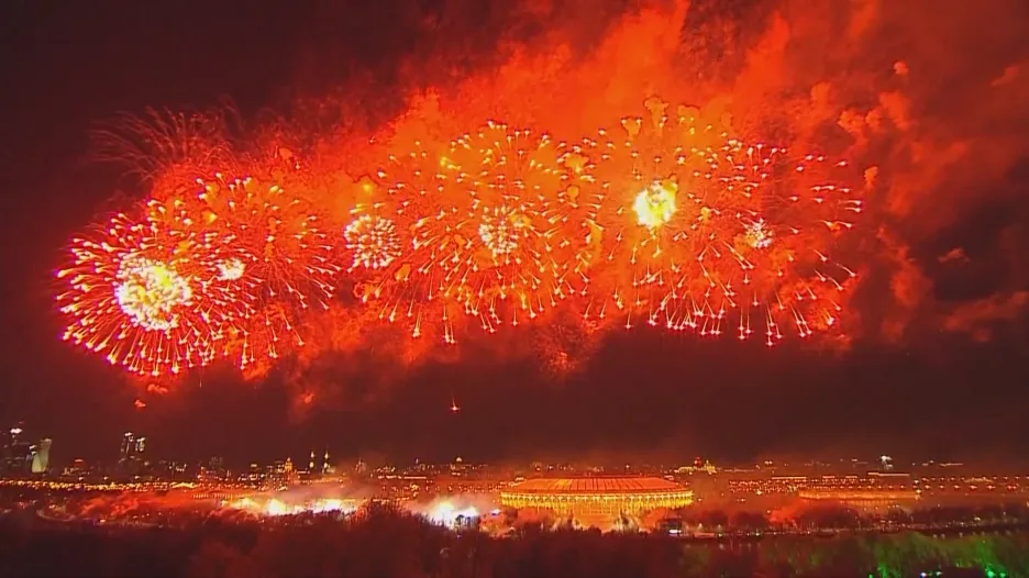 Video Barvy státní vlajky rozzářily nebe nad Moskvou. Oslavy Dne vítězství zakončil mohutný ohňostroj