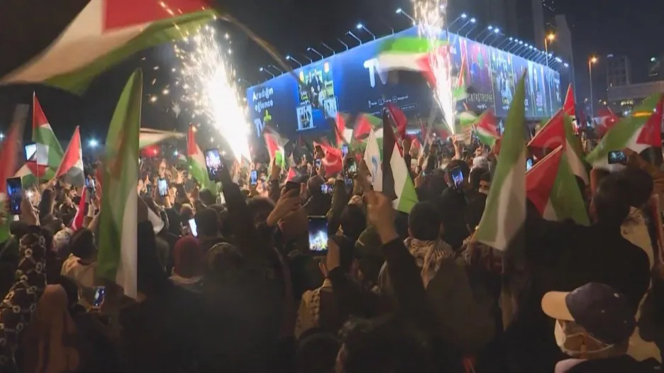Video Před izraelským konzulátem v Istanbulu vyjádřili lidé podporu Palestině
