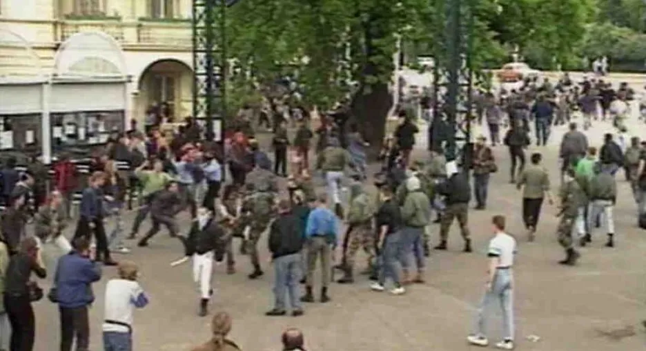 Video Střety anarchistů se skinheady před areálem pražského Výstaviště