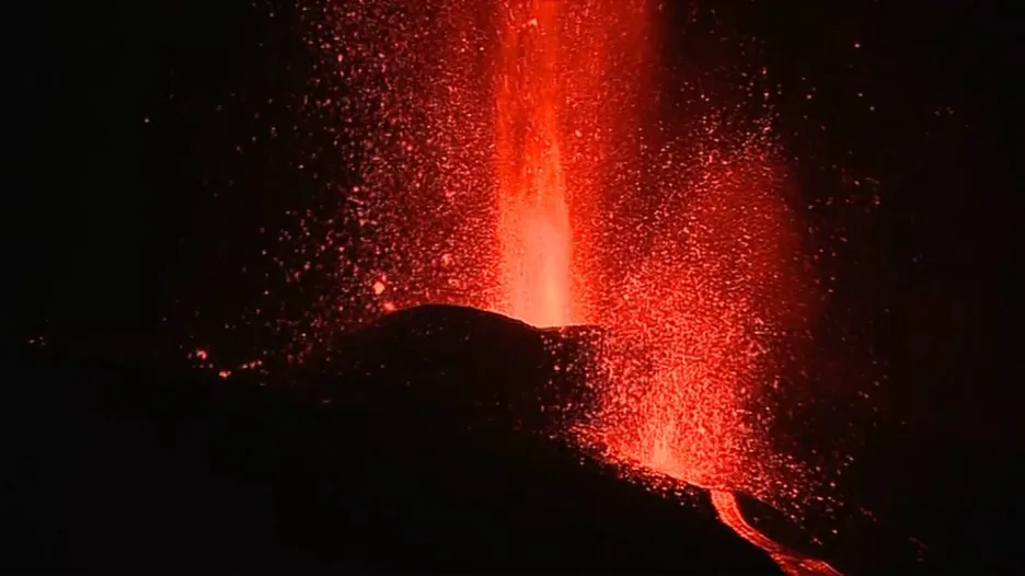 Video La Palma rudě žhne. Láva z vulkánu může vytékat až čtyři měsíce