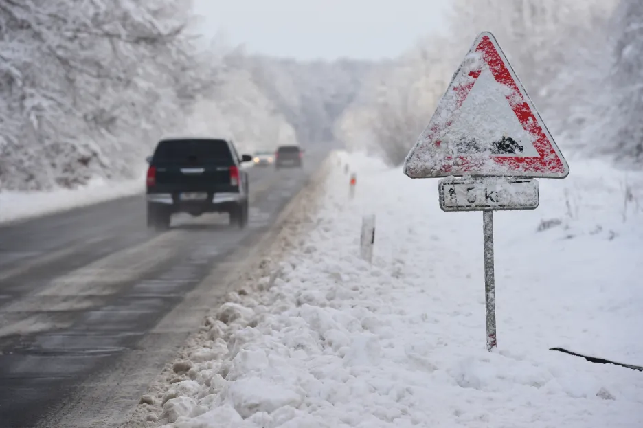 Video Silné sněžení komplikuje dopravu v Česku