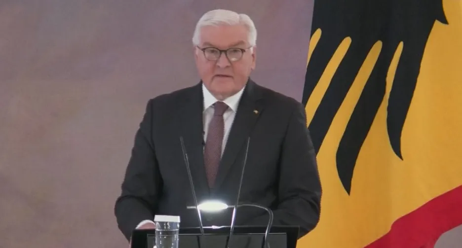 Video Německý prezident jmenoval novou vládu