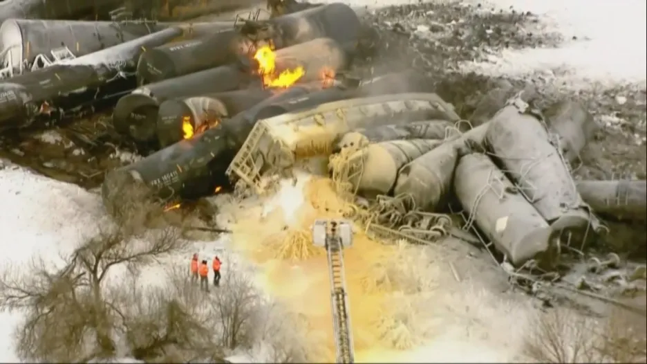 V Minnesotě vykolejil a začal hořet vlak, který převážel etanol