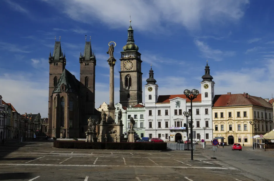 Katedrála svatého Ducha, Bílá věž a Stará radnice na Velkém náměstí v Hradci Králové