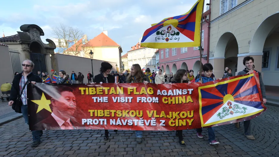 Odpůrci čínského režimu v Loretánské ulici v Praze