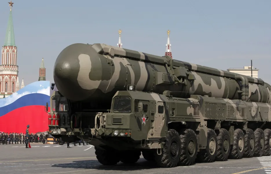 Strategický nosič jaderných zbraní Topol-M při vojenské přehlídce na Rudém náměstí