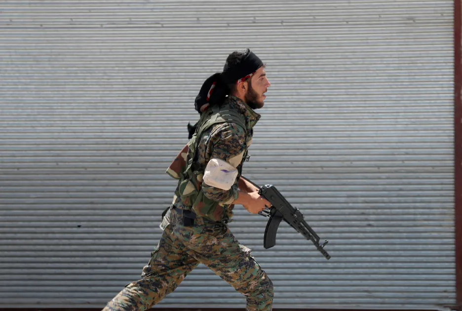 Kurdský bojovník v Rakká