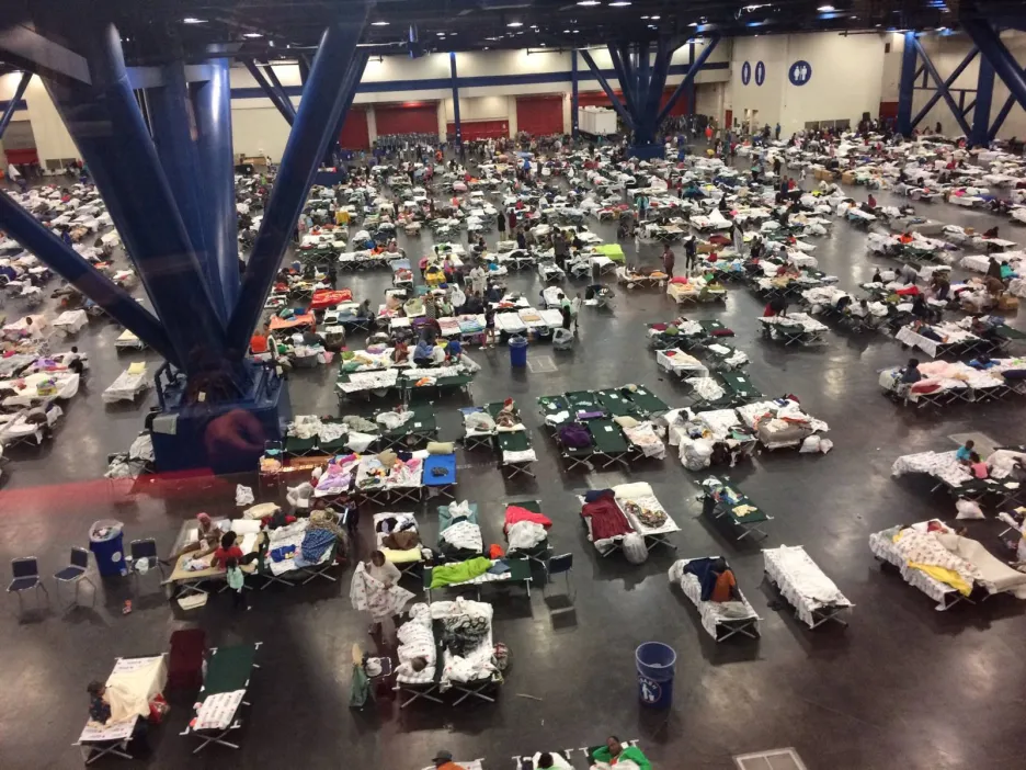 Evakuovaní Texasané v jednom z center v Houstonu
