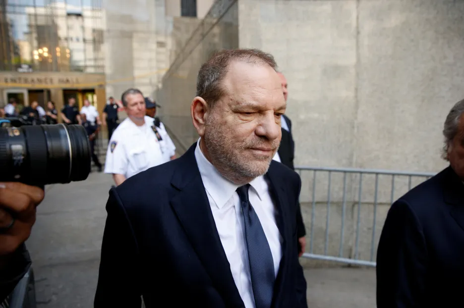 Henry Weinstein odchází od soudu v Manhattanu