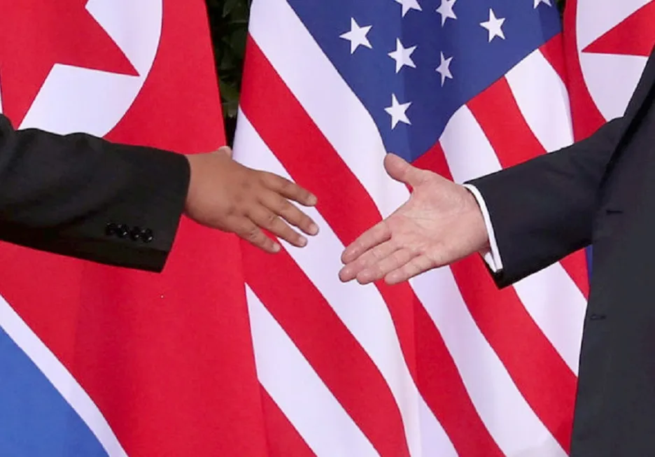 Historické podání ruky Trumpa s Kimem