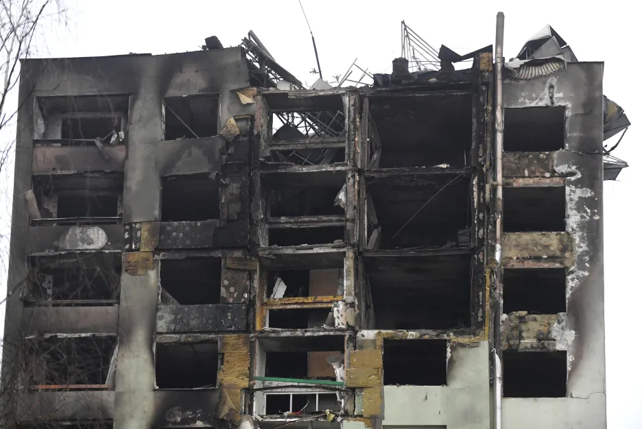 Vrchní patra paneláku v Prešově shořela