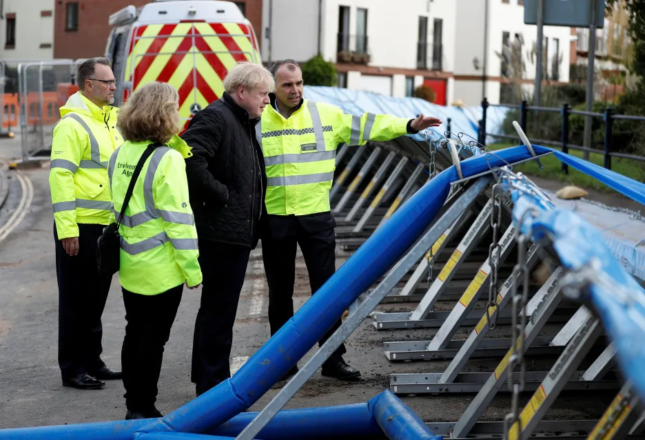 Boris Johnson na místě povodní