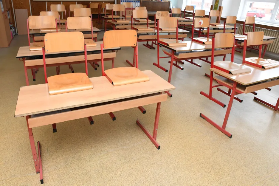 Prázdné školní lavice 