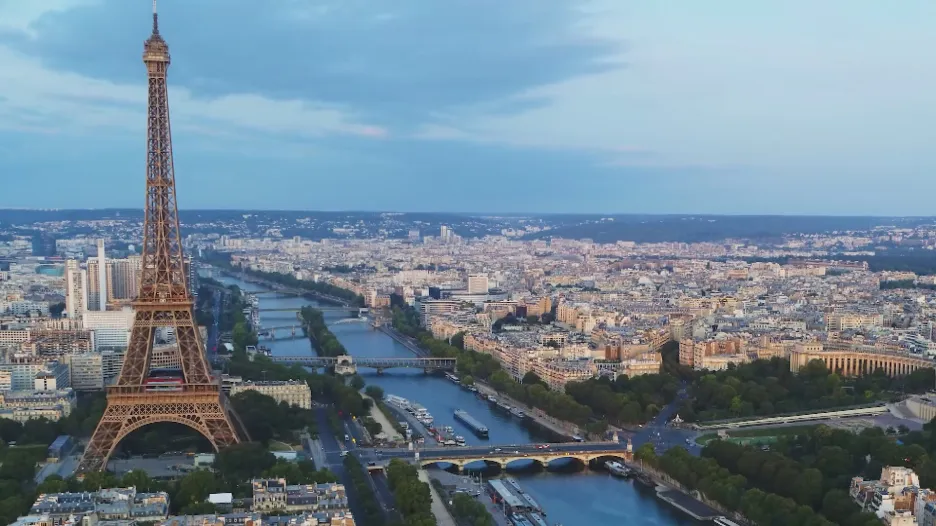 Drony nad Paříží