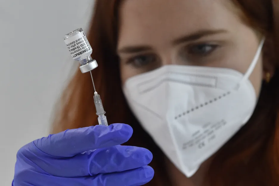 Zdravotnice si připravuje vakcínu v brněnském očkovacím centru