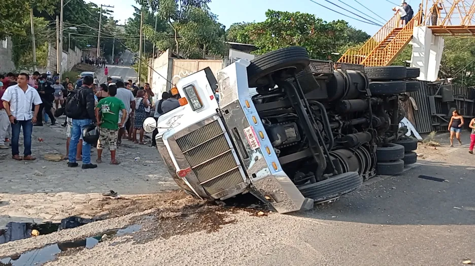 Převrácený nákladní vůz po nehodě v Mexiku