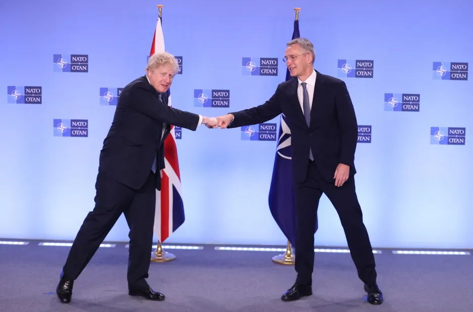 Britský premiér Johnson a šéf NATO Stoltenberg (zleva)