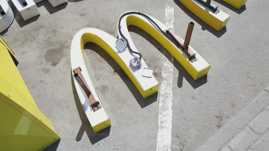 Demontáž loga řetězce McDonald's