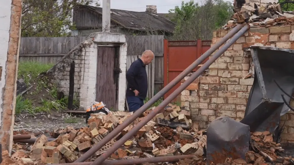 Ukrajinci se vracejí do zničených domovů