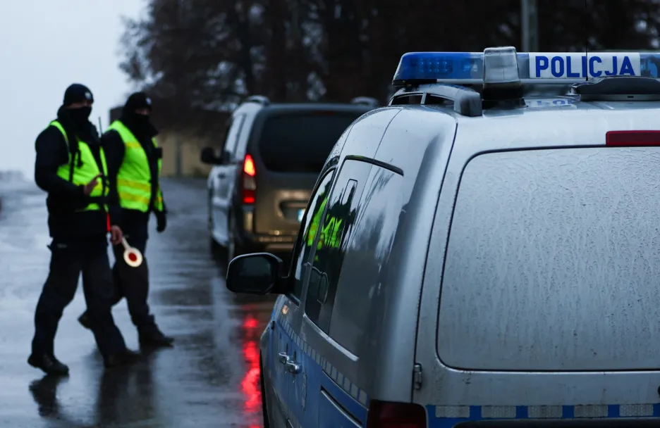 Polská policie po dopadu rakety ve vsi Przewodów