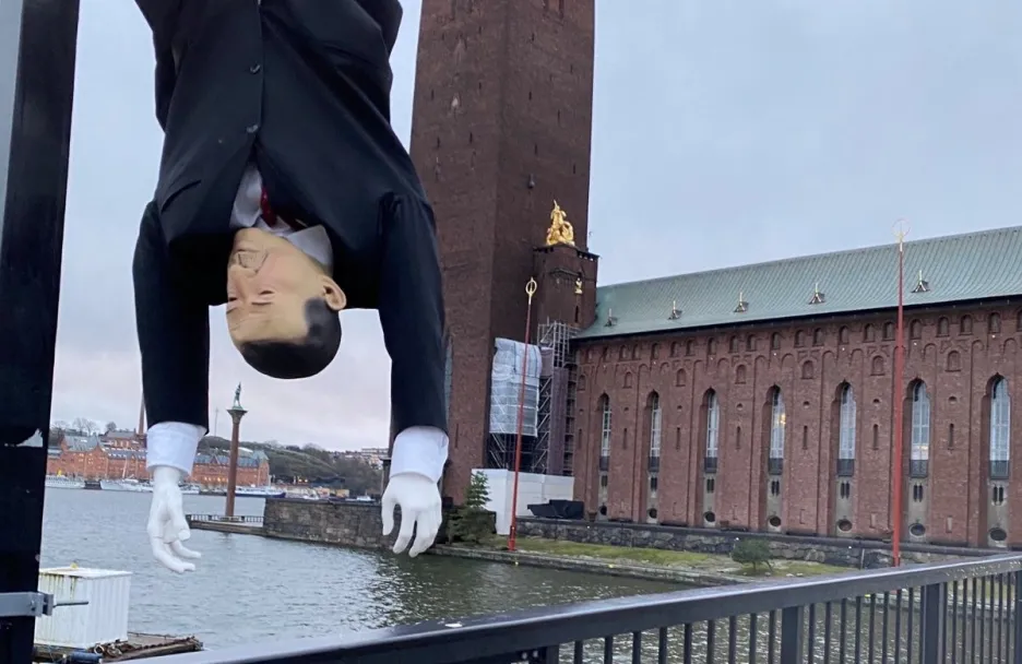 Figurína tureckého prezidenta Erdogana pověšená za nohy ve Stockholmu