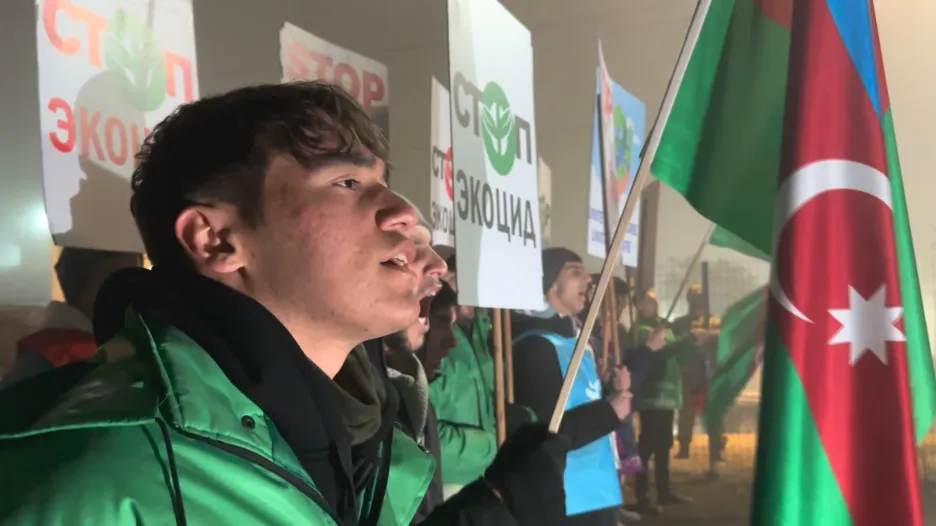 Protestující, kteří blokují Lačinský koridor