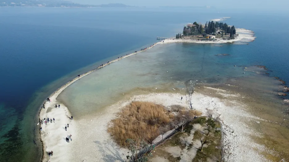 Na ostrůvek San Biagio v jezeře Garda se za normálních okolností jezdí lodí