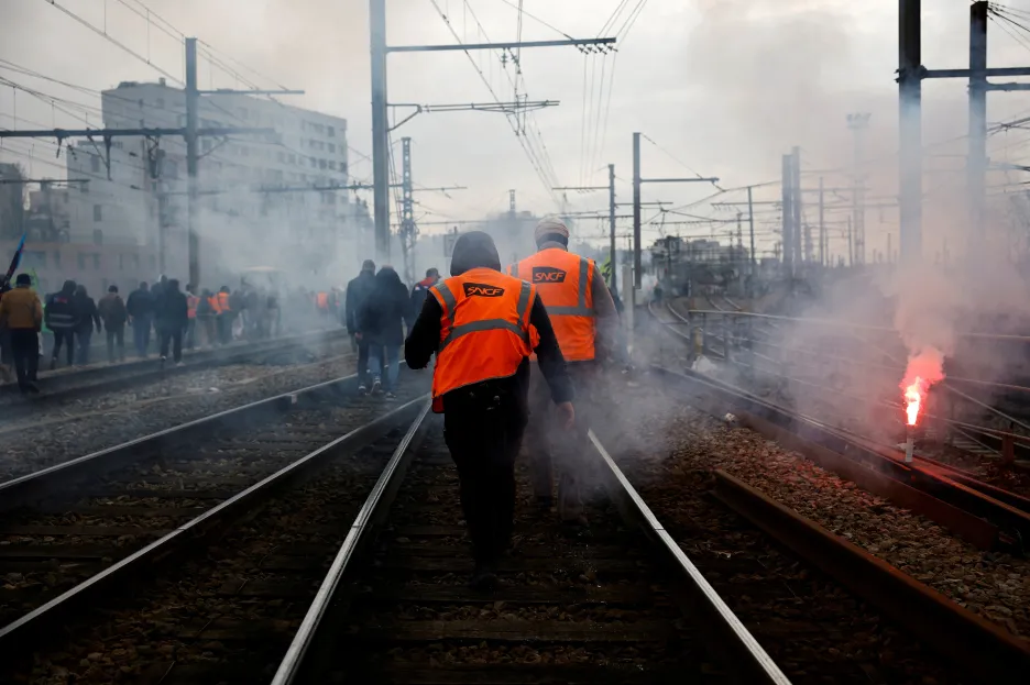 Francouzské protesty dopadají i na železnice