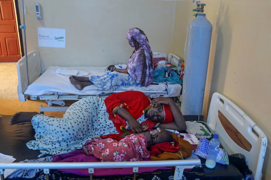 Žena s podvyživeným dítětem v somálské nemocnici