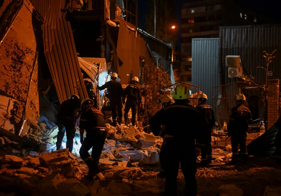 Záchranáři na místě ruského útoku v Záporoží