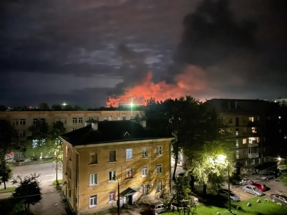 Následky útoku dronu v ruském Pskově